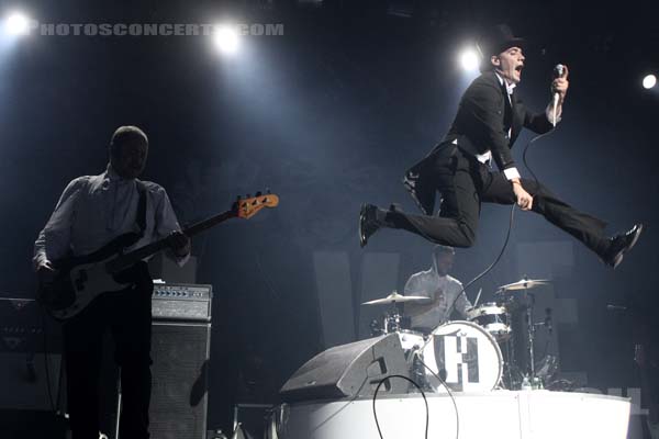 THE HIVES - 2012-11-29 - PARIS - Zenith - Per Almqvist - Arne Christian Jääskeläinen - Björn Mattias Bernvall